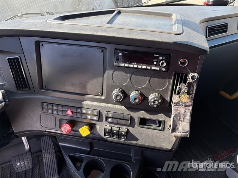 Freightliner Cascadia 126 6x4 T/A Sleeper Truck Tractor Nyergesvontatók