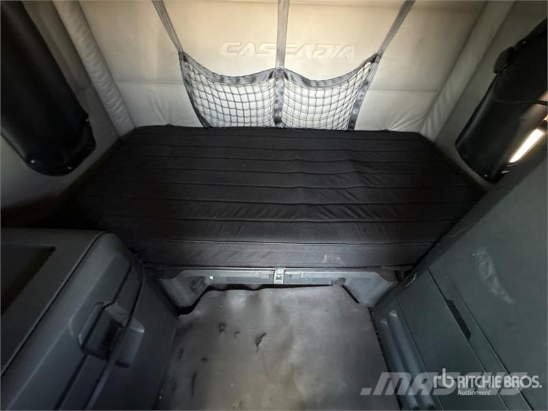 Freightliner Cascadia 126 6x4 T/A Sleeper Truck Tractor Tegljači