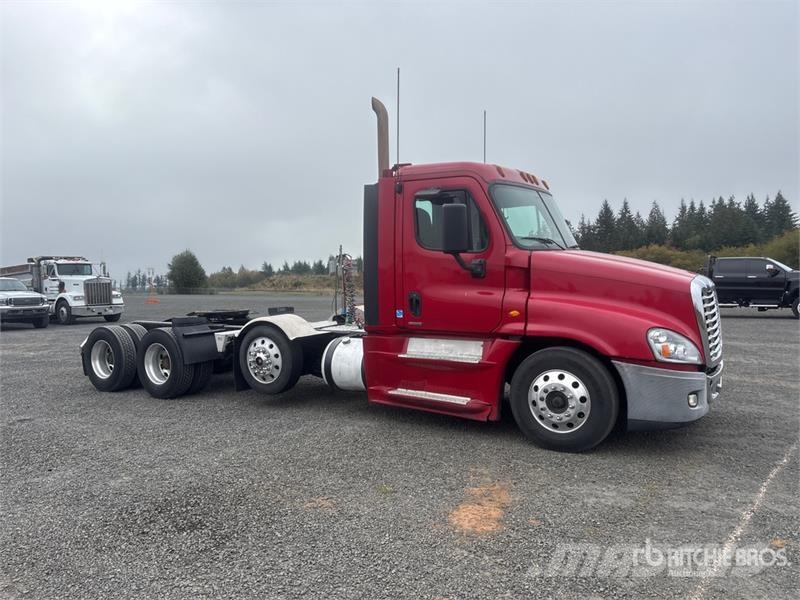 Freightliner Cascadia 125 8x4 Tri/A Day Cab Truck Tractor Vilcēji