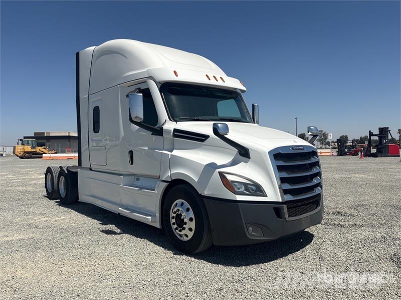 Freightliner Cascadia 126 6x4 T/A Sleeper Truck Tractor Тягачі