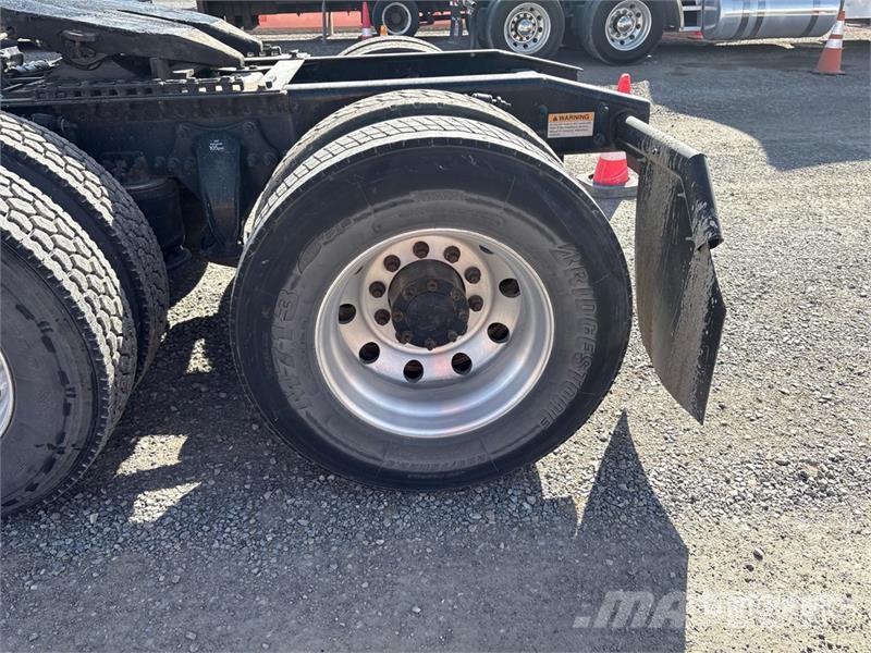 Freightliner Cascadia 125 6x4 T/A Sleeper Truck Tractor Тягачі