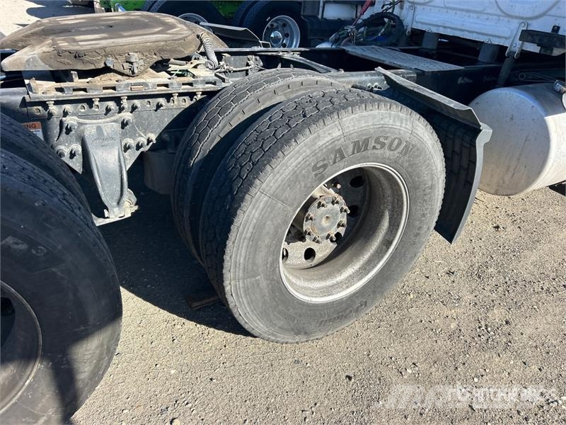 Freightliner Cascadia 6x4 T/A Sleeper Truck Tractor Тягачі