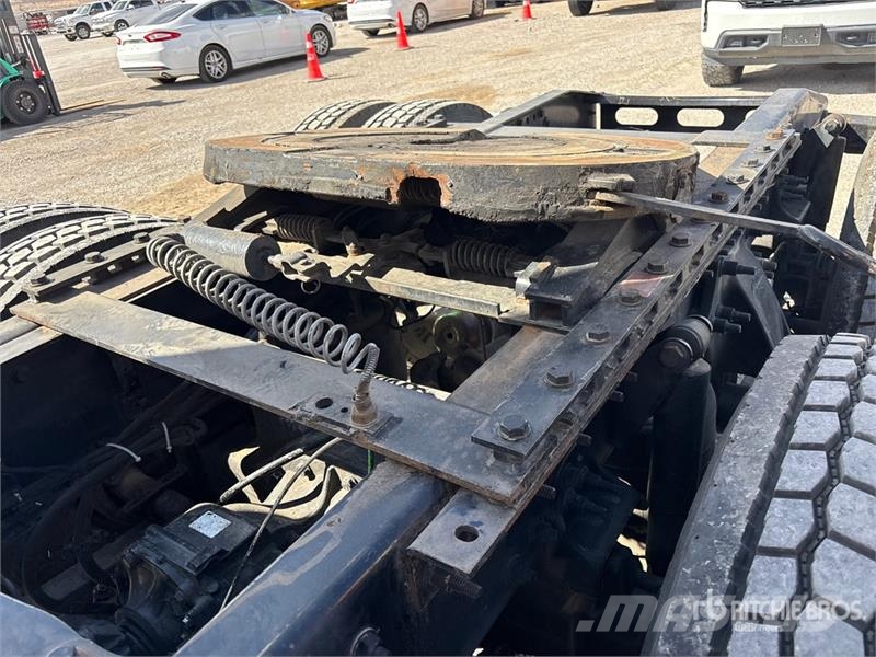 Freightliner Cascadia 126 6x4 T/A Sleeper Truck Tractor Тягачі