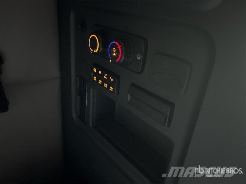 Freightliner Cascadia 126 6x4 T/A Sleeper Truck Tractor 中古トラクターヘッド | トレーラーヘッド