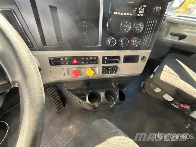Freightliner Cascadia 126 6x4 T/A Sleeper Truck Tractor Tractores (camiões)