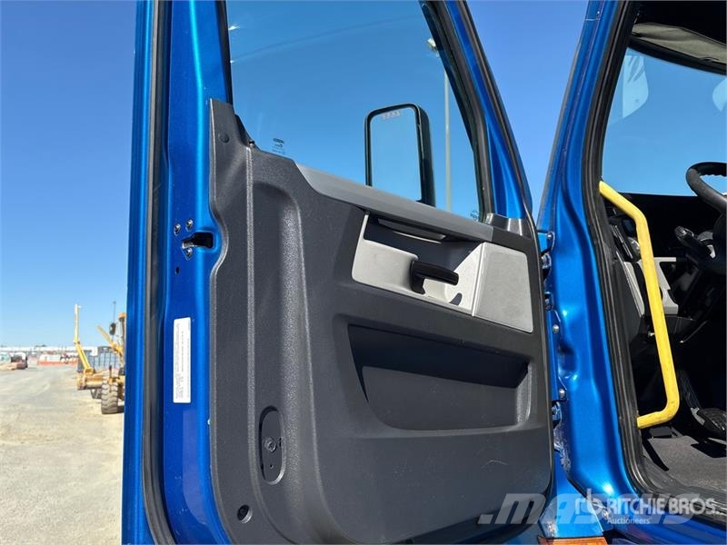 Freightliner Cascadia 126 6x4 T/A Sleeper Truck Tractor Naudoti vilkikai