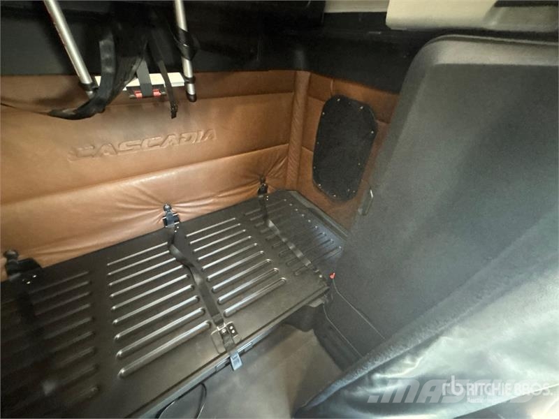 Freightliner Cascadia 126 6x4 T/A Sleeper Truck Tractor Sattelzugmaschinen