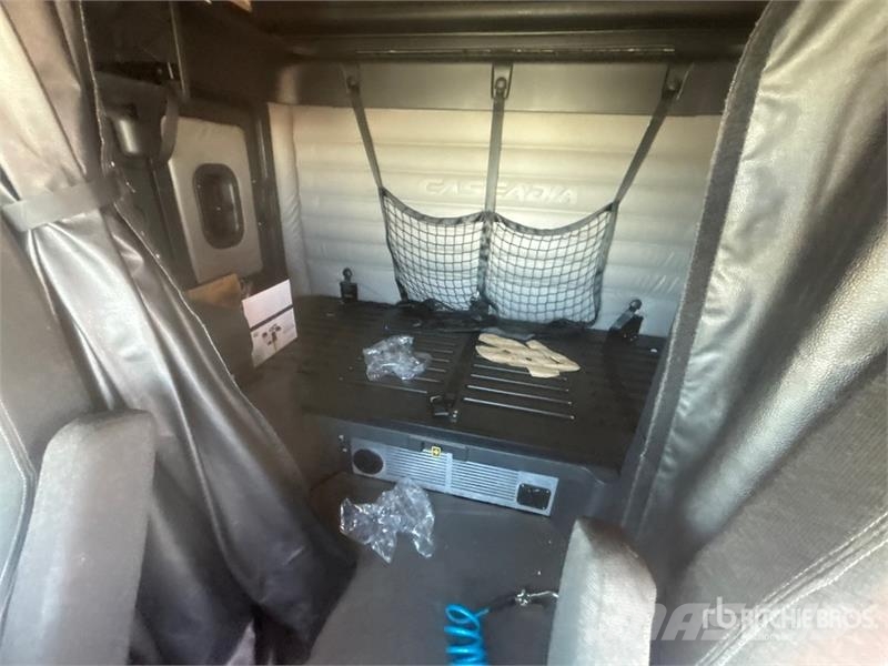 Freightliner Cascadia 126 6x4 T/A Sleeper Truck Tractor (Inoper 曳引機組件