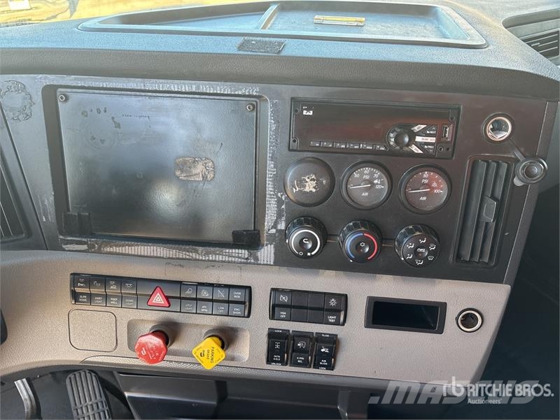 Freightliner Cascadia 126 6x4 T/A Sleeper Truck Tractor Тягачі