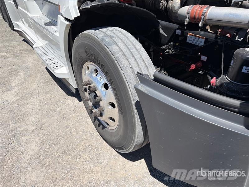 Freightliner Cascadia 126 6x4 T/A Sleeper Truck Tractor Sattelzugmaschinen