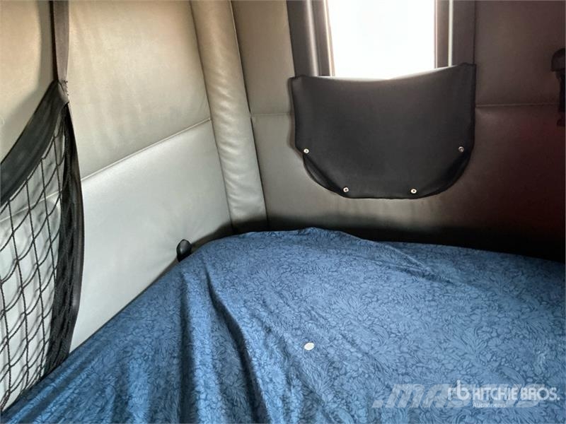 Freightliner Cascadia 126 6x4 T/A Sleeper Truck Tractor Vlačilci