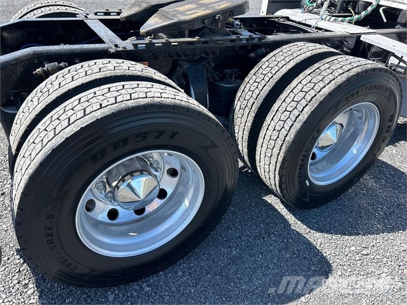 Freightliner Cascadia 126 6x4 T/A Sleeper Truck Tractor Sadulveokid