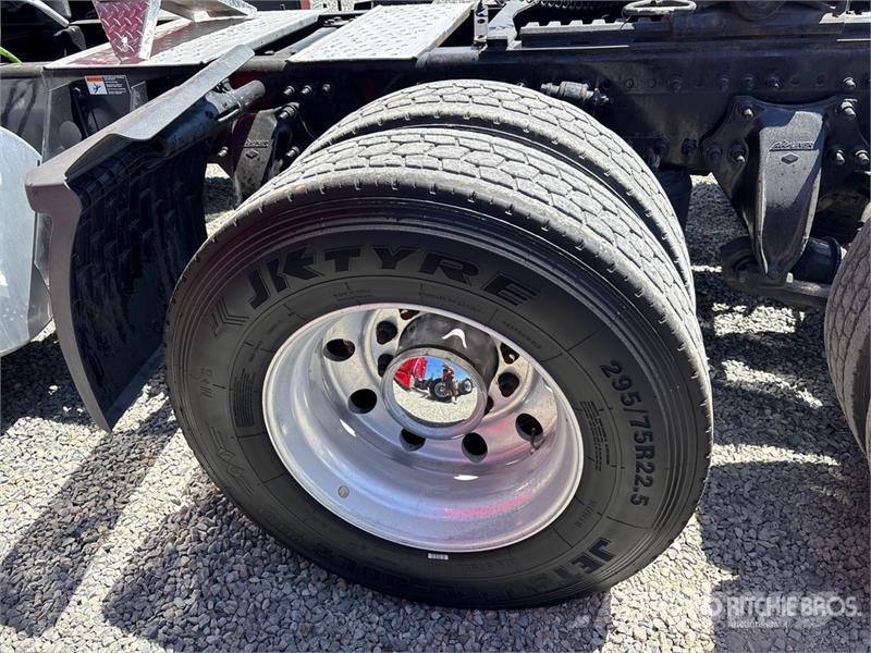 Freightliner Cascadia 126 6x4 T/A Sleeper Truck Tractor Тягачі