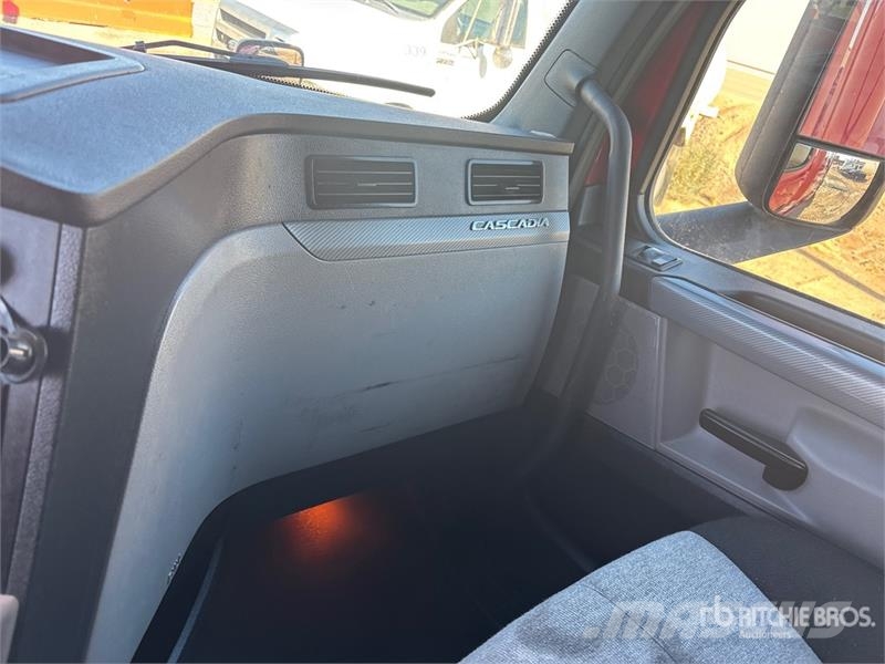 Freightliner Cascadia 126 6x4 T/A Sleeper Truck Tractor Tractor Units