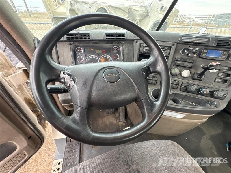 Freightliner Cascadia 6x4 T/A Day Cab Truck Tractor Vilcēji