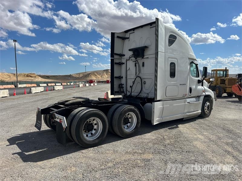 Freightliner Cascadia 125 6x4 T/A Sleeper Truck Tractor Тягачі