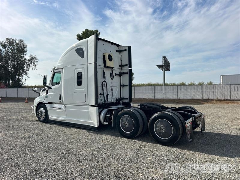 Freightliner Cascadia 126 6x4 T/A Sleeper Truck Tractor Влекачи