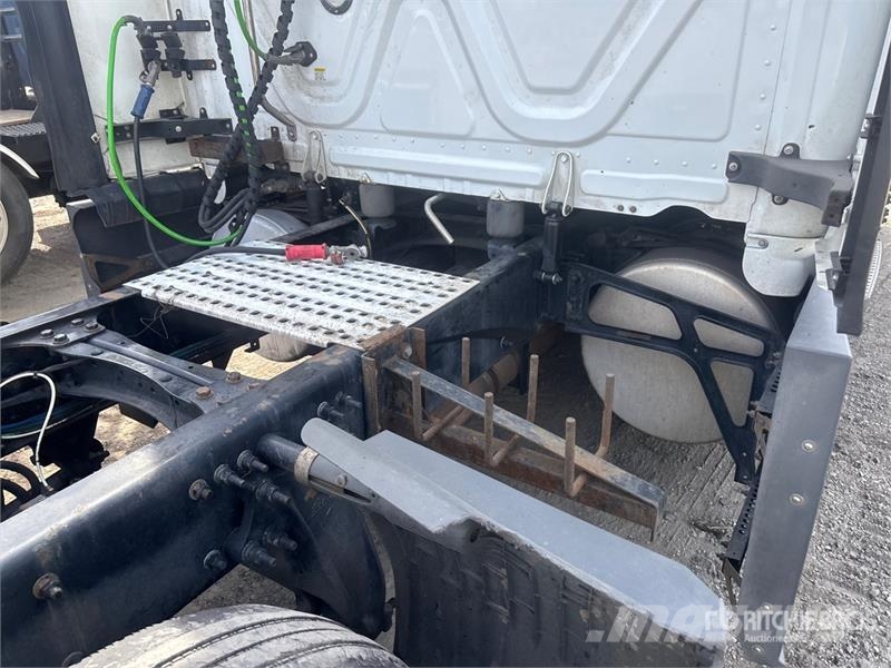 Freightliner Cascadia 126 6x4 T/A Sleeper Truck Tractor Vilcēji