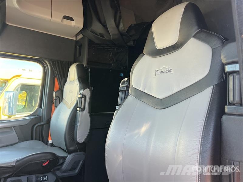 Freightliner Cascadia 126 6x4 T/A Sleeper Truck Tractor Tegljači