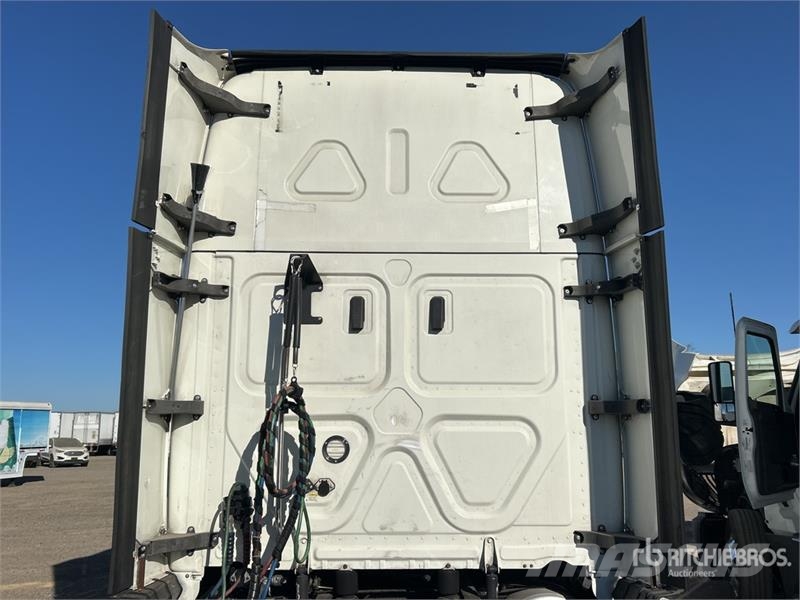 Freightliner Cascadia 126 6x4 T/A Sleeper Truck Tractor (Inoper Тягачі