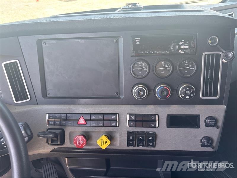 Freightliner Cascadia 126 6x4 T/A Sleeper Truck Tractor Тягачі