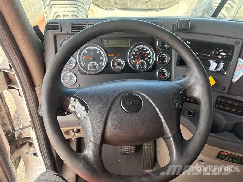 Freightliner Cascadia 125 6x4 T/A Sleeper Truck Tractor Тягачі