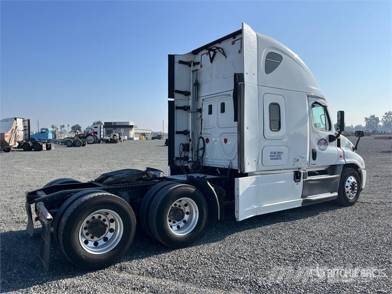 Freightliner Cascadia 125 6x4 T/A Sleeper Truck Tractor Тягачі