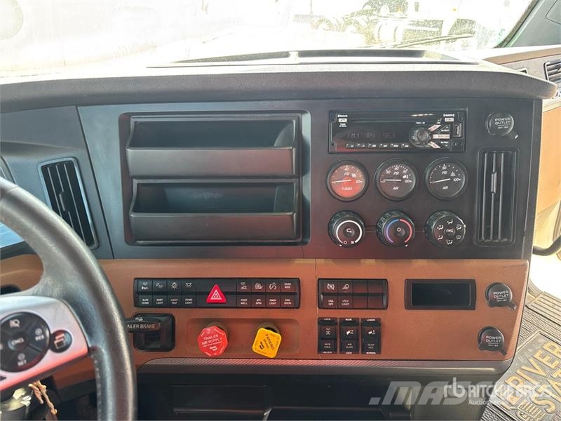Freightliner Cascadia 126 6x4 T/A Sleeper Truck Tractor Тягачі