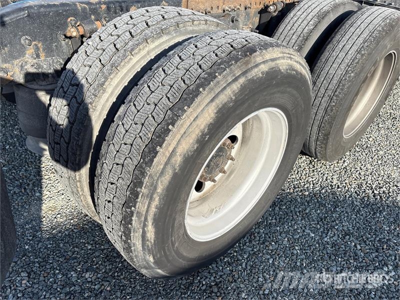 Freightliner Cascadia 126 6x4 T/A Sleeper Truck Tractor Cabezas tractoras