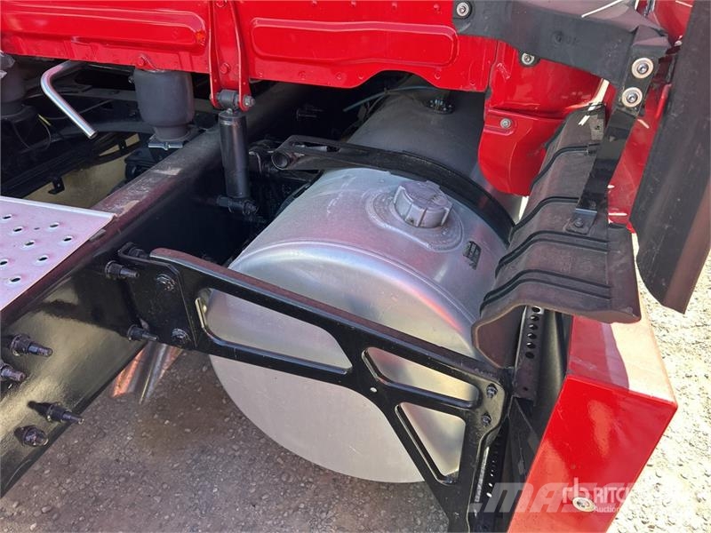 Freightliner Cascadia 126 T/A Sleeper Truck Tractor Tractor Units