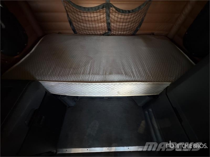 Freightliner Cascadia 126 6x4 T/A Sleeper Truck Tractor Vetopöytäautot