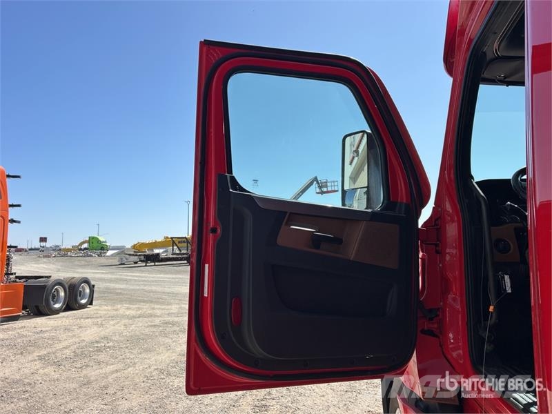 Freightliner Cascadia 126 T/A Sleeper Truck Tractor Tractor Units