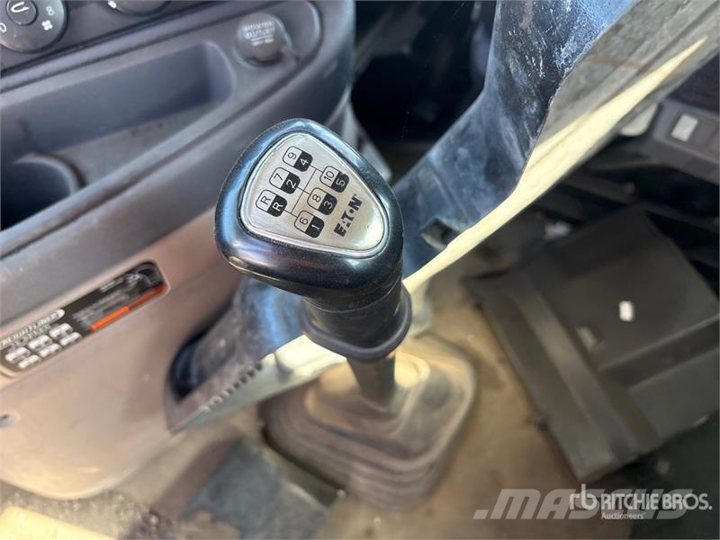 Freightliner Cascadia 125 6x4 Roll-Off Truck (Inoperable) شاحنات لوادر