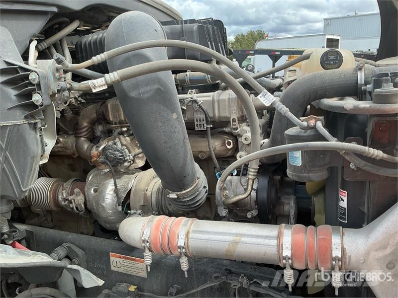 Freightliner Cascadia 126 6x4 T/A Sleeper Truck Tractor Тягачі