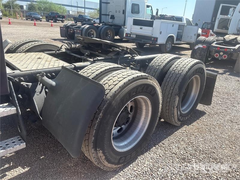 Freightliner Cascadia 126 6x4 T/A Sleeper Truck Tractor (Inoper 曳引機組件