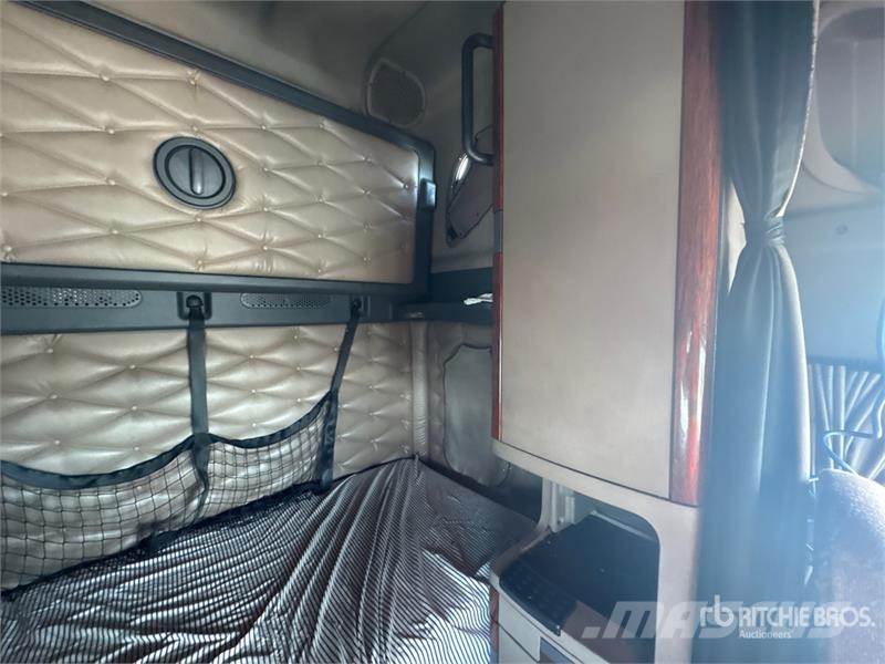 Freightliner Cascadia 125 6x4 T/A Sleeper Truck Tractor Тягачі