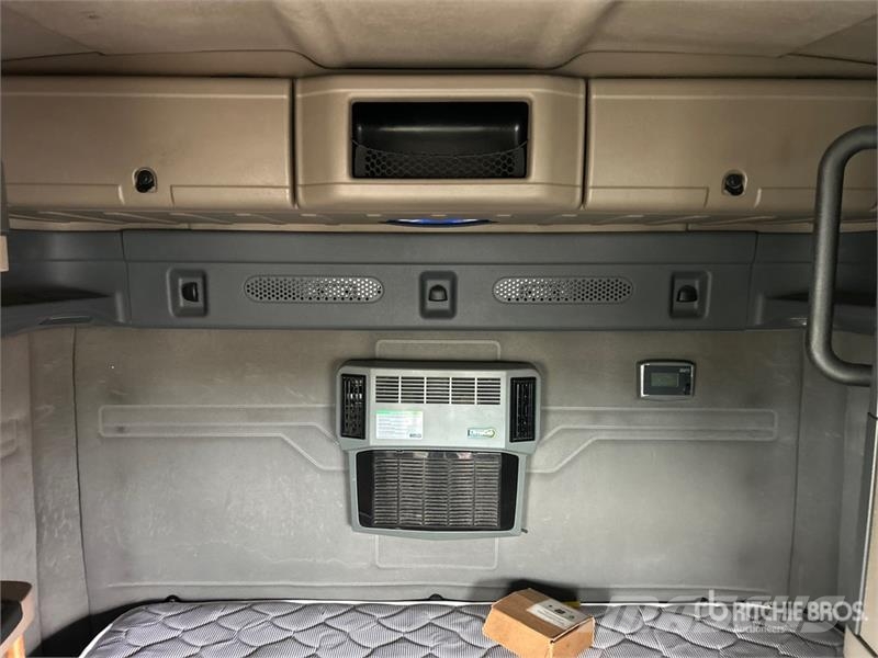 Freightliner Cascadia 125 6x4 T/A Sleeper Truck Tractor (Inoper Vlačilci
