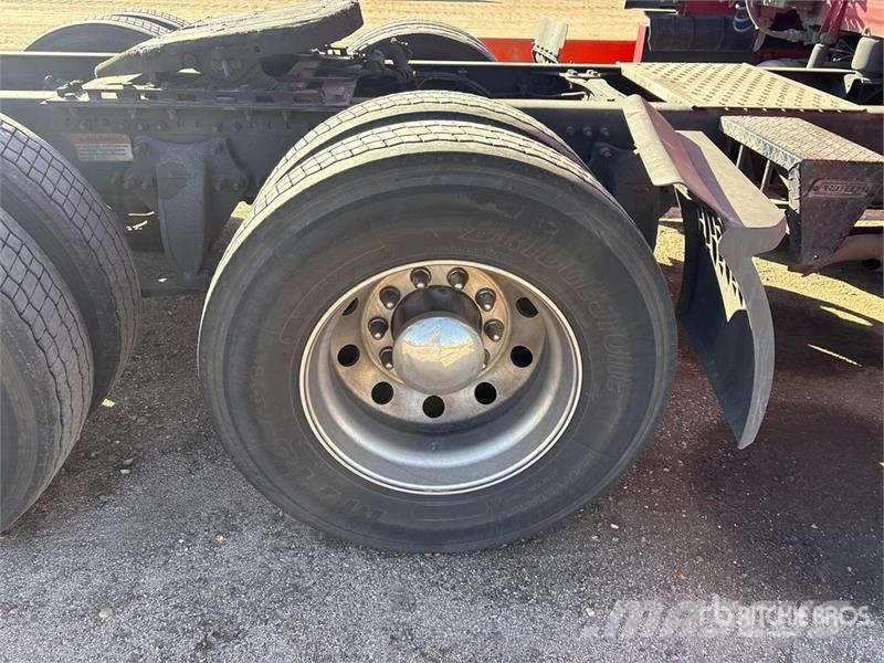 Freightliner Cascadia 126 6x4 T/A Sleeper Truck Tractor Vilcēji