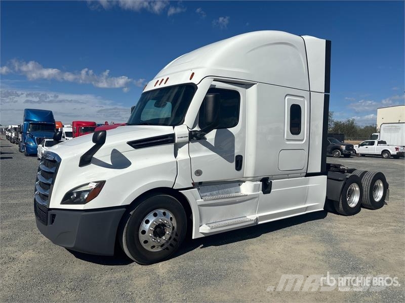 Freightliner Cascadia 126 6x4 T/A Sleeper Truck Tractor Sattelzugmaschinen