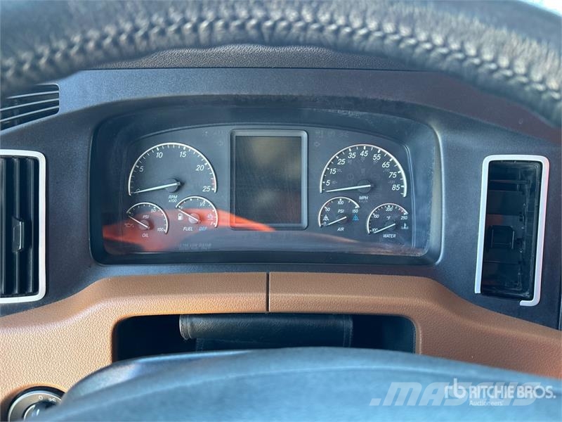 Freightliner Cascadia 126 6x4 T/A Sleeper Truck Tractor Тягачі