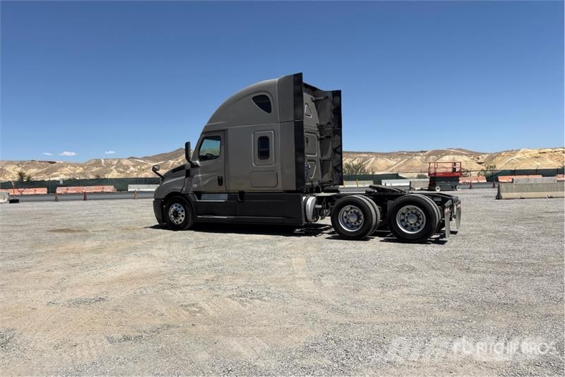 Freightliner Cascadia 126 6x4 T/A Sleeper Truck Tractor (Inoper Vilcēji