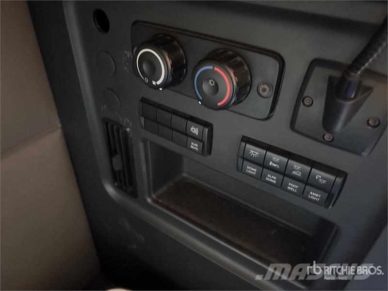 Freightliner Cascadia 126 6x4 T/A Sleeper Truck Tractor Tractor Units