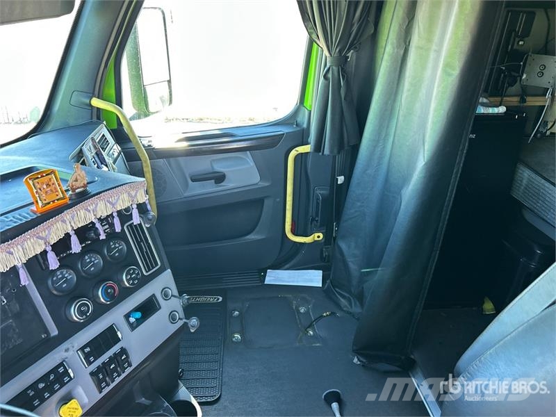Freightliner Cascadia 126 T/A Sleeper Truck Tractor Vetopöytäautot