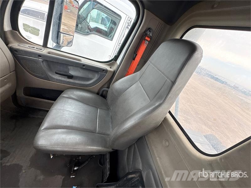Freightliner Cascadia 6x4 T/A Day Cab Truck Tractor Vilcēji
