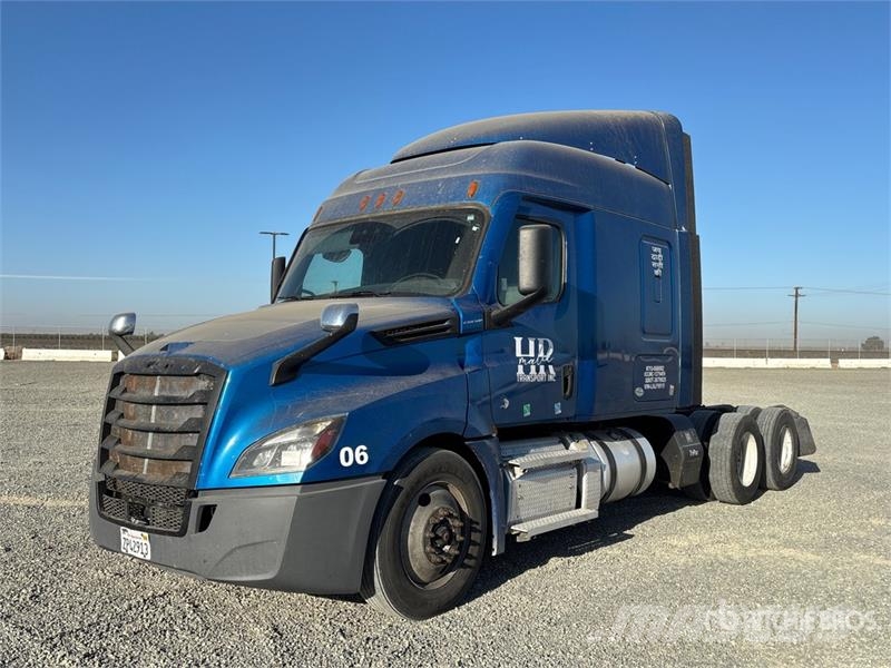 Freightliner Cascadia 126 6x4 T/A Sleeper Truck Tractor Vlačilci