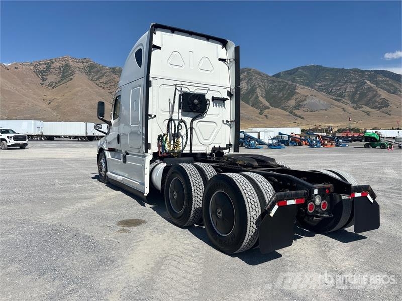 Freightliner Cascadia 126 6x4 T/A Sleeper Truck Tractor Sattelzugmaschinen