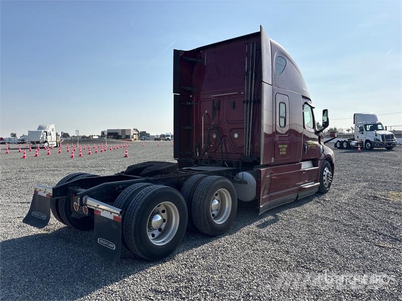 Freightliner Cascadia 126 6x4 T/A Sleeper Truck Tractor Vilcēji