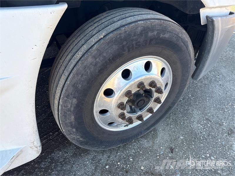 Freightliner Cascadia 125 6x4 T/A Sleeper Truck Tractor (Inoper Cabezas tractoras