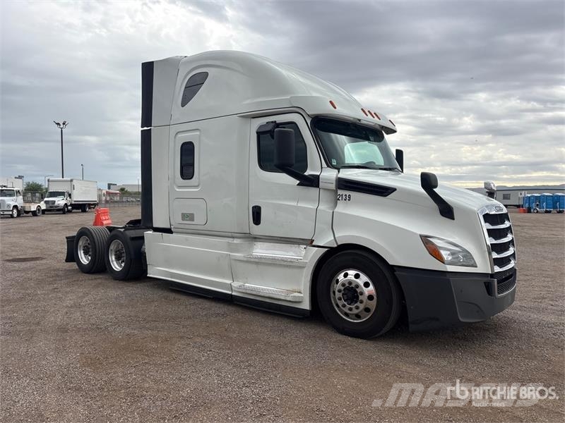 Freightliner Cascadia 126 6x4 T/A Sleeper Truck Tractor Tegljači