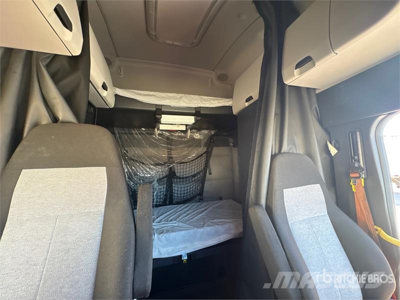 Freightliner Cascadia 126 6x4 T/A Sleeper Truck Tractor Naudoti vilkikai